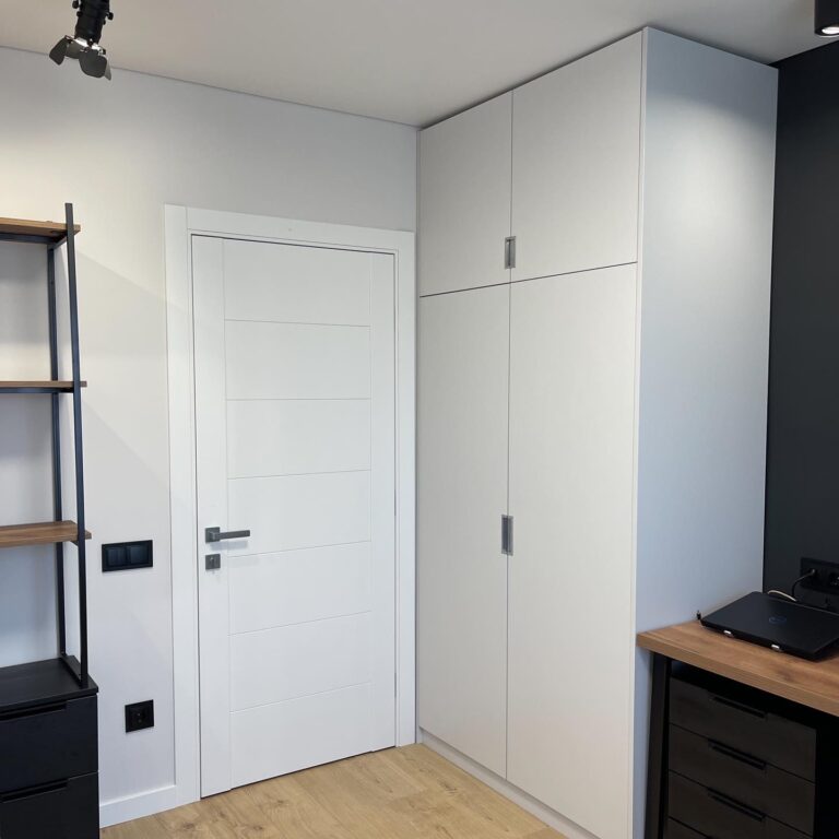 Стильный светлый шкаф в спальню на заказ в Киеве