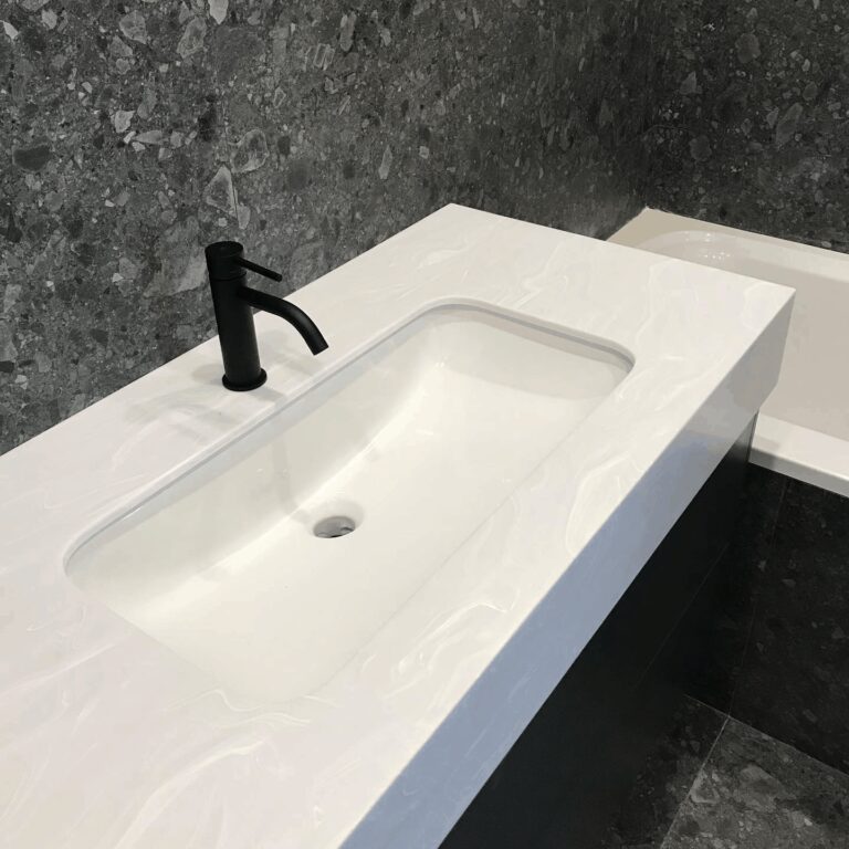 Столешница из искусственного камня для черной тумбы в ванную
