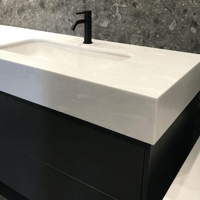 Столешница из искусственного камня для черной тумбы в ванную на заказ