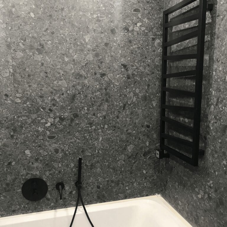 Тераццо в ванной и черная сантехника