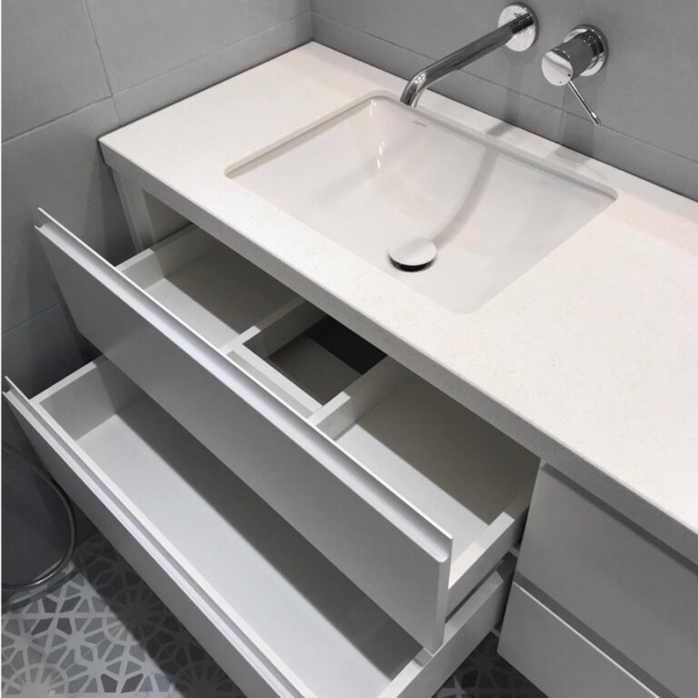 Белая тумба с выдвижными ящиками и столешницей в ванную на заказ