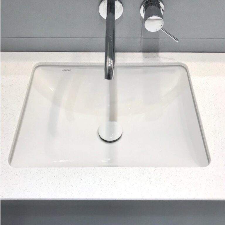 Белая тумба со встроенным умывальником