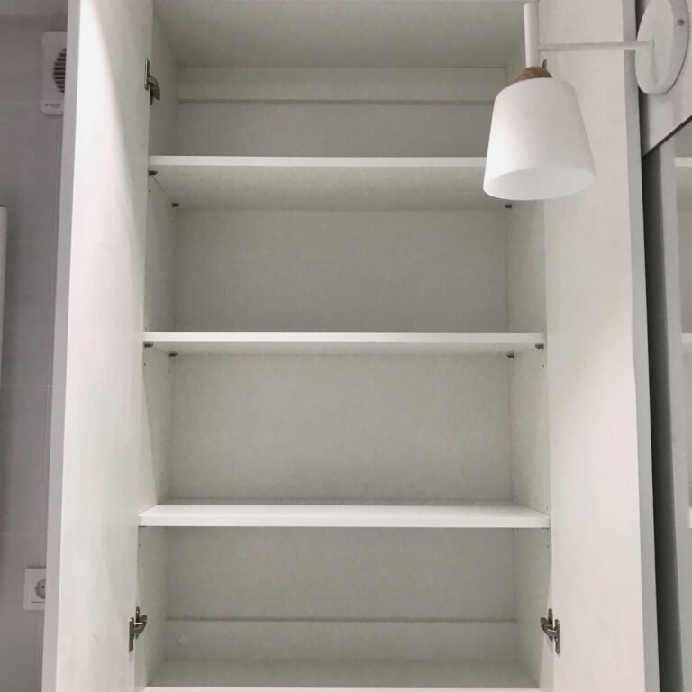 Белый навесной шкафчик с полками в ванную