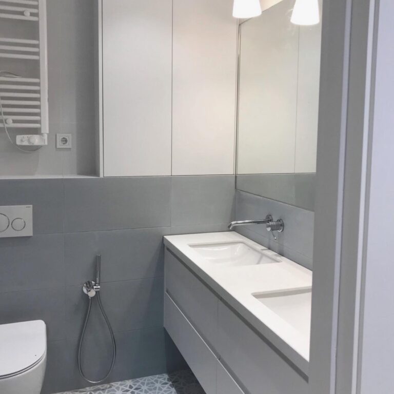 Белый навесной шкафчик в ванную