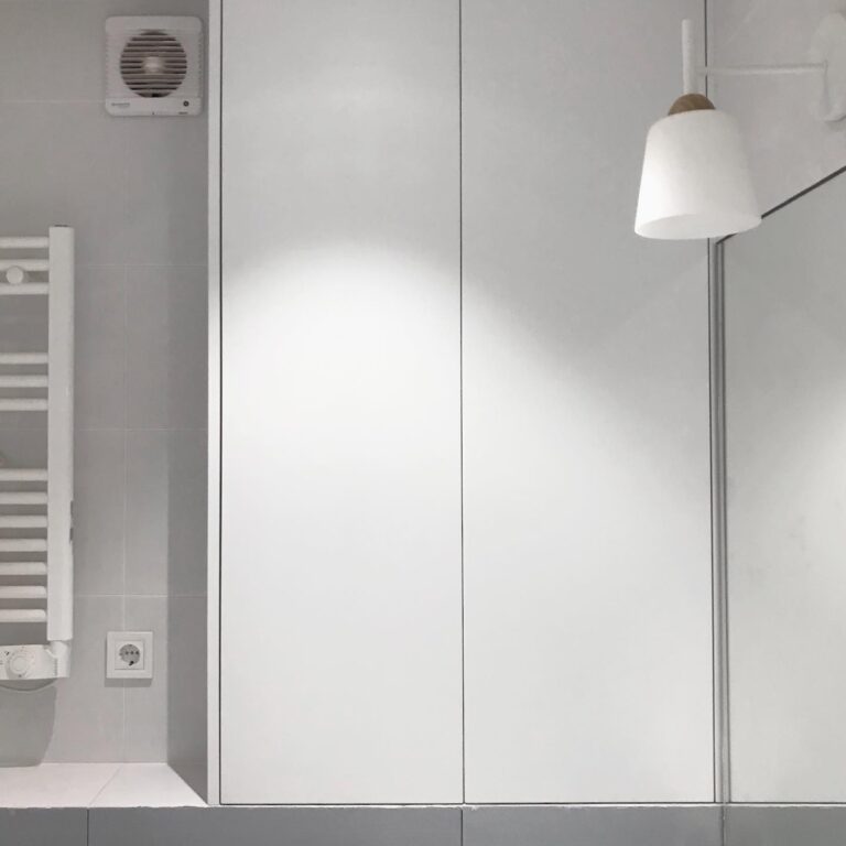 Белый навесной шкафчик в ванную в Киеве