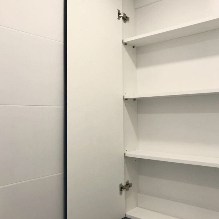 Синий шкаф для бойлера под заказ