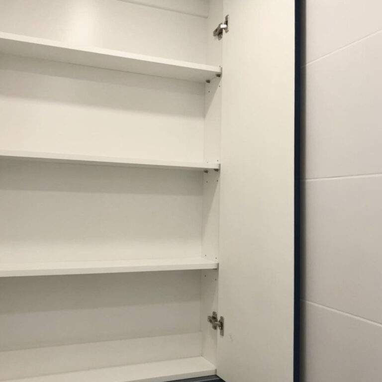 Синий шкаф для бойлера с дверьми