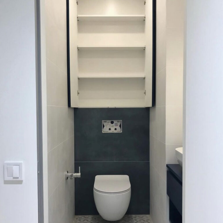 Синий шкаф для бойлера с полками