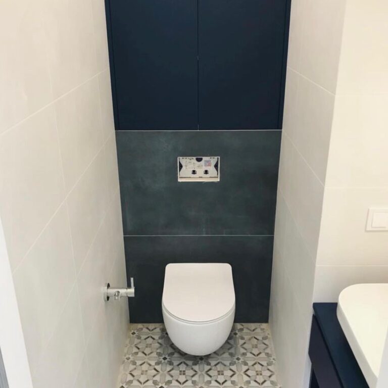 Синяя тумба под умывальник и двери над инсталляцией