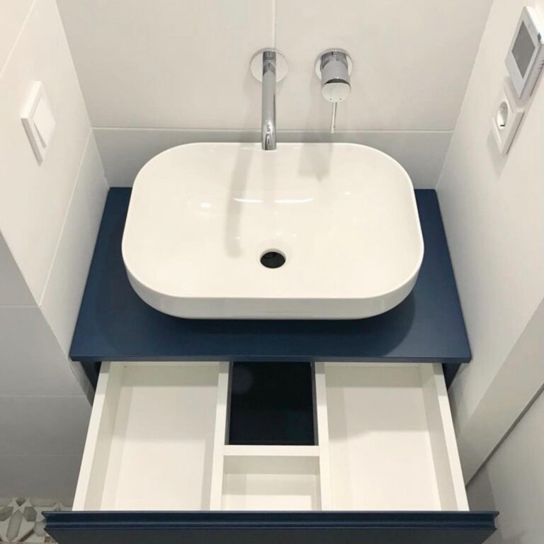 Синяя тумба под умывальник с ящиками в нишу