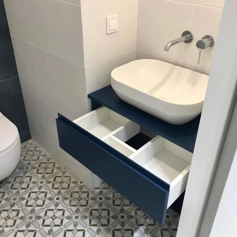 Синяя тумба с выдвижным ящиком под умывальник