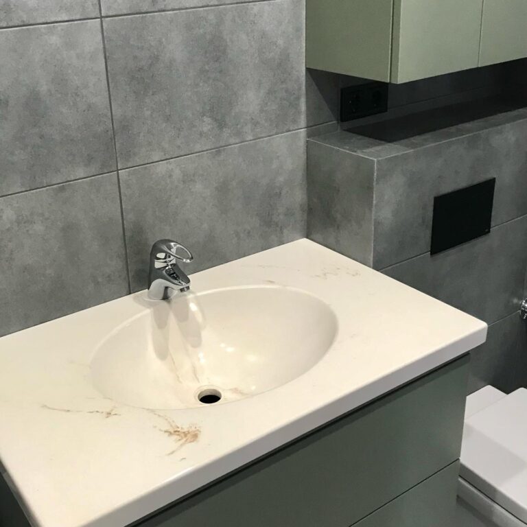 Зеленая тумба в ванную комнату