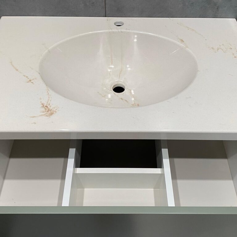 Зеленая тумба в ванную комнату с выдвижными ящиками