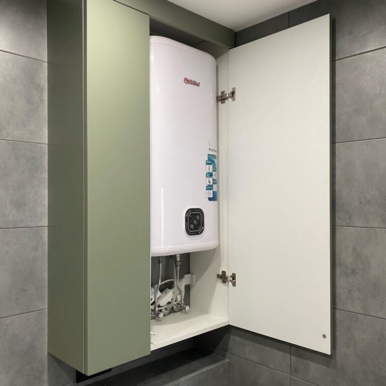 Зеленый шкаф под бойлер в ванную комнату