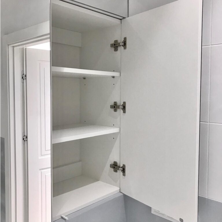 Зеркало и зеркальный шкаф с полками в ванную