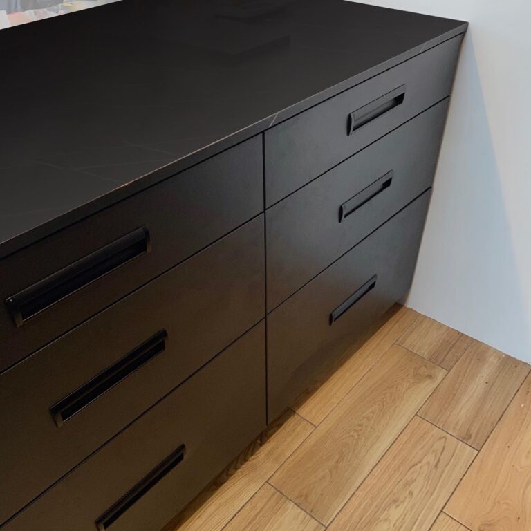 Черная кухня с выдвижными ящиками в острове на заказ