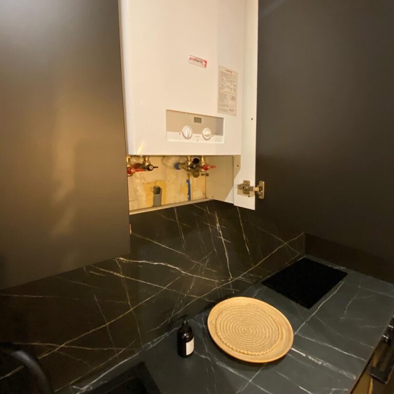 Котел на кухне сделанной на заказ в Киеве