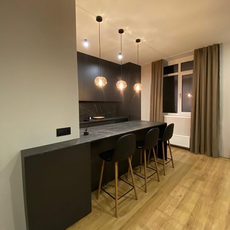 Кухня в темных оттенках на заказ в Киеве