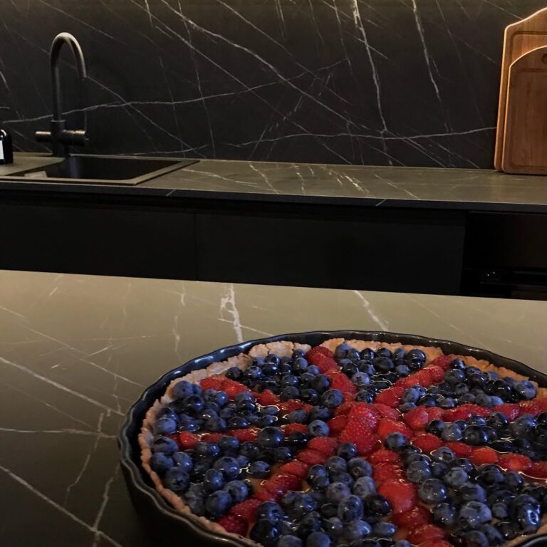 Кухонный остров и столешница под темный мрамор