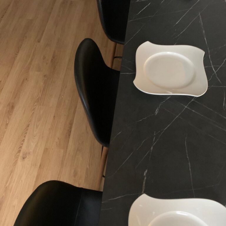 Остров на кухне со столешницей под черный мрамор