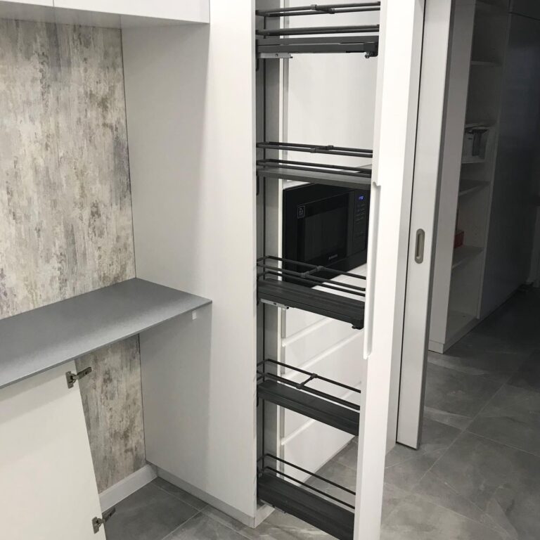 Кухня на замовлення із висувним карго