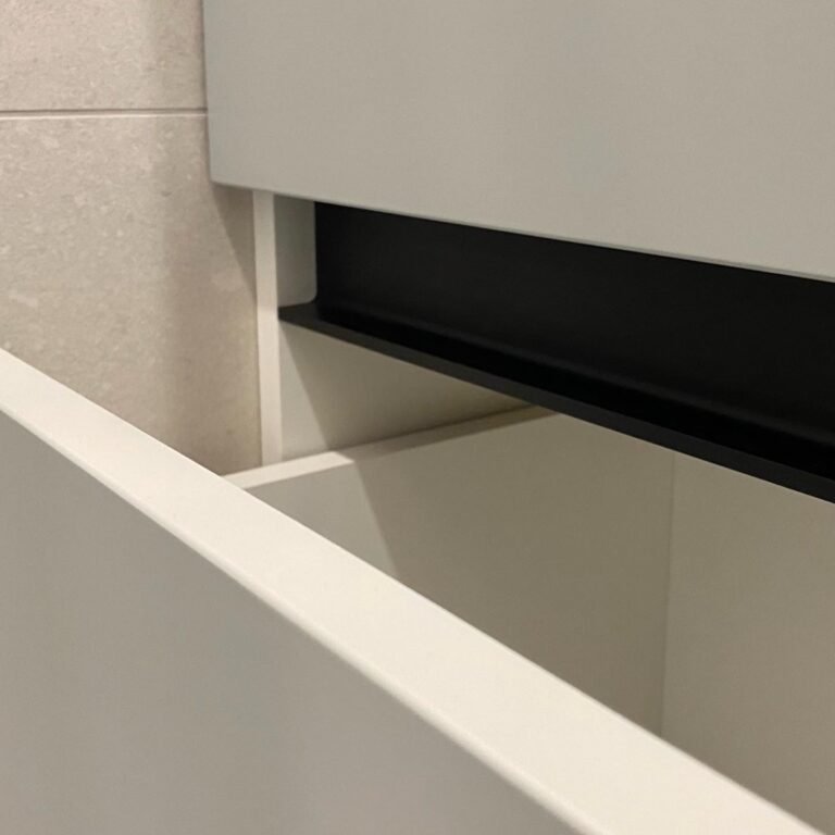 Тумба під умивальник на замовлення з чорним профілем GOLA