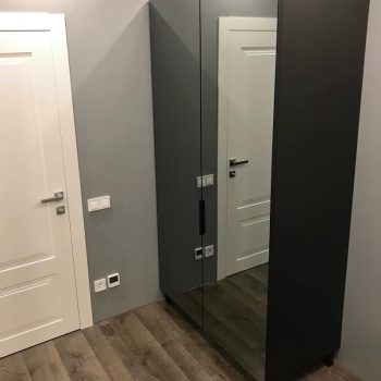 Шкаф в детскую, черный, с зеркалом, под заказ