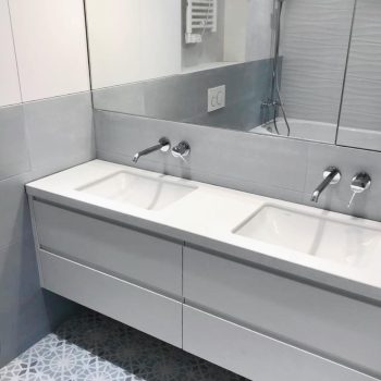 Белая тумба со столешницей в ванную — мини