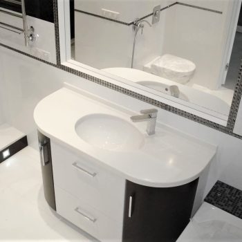 Радиусная тумба в ванную со столешницей на заказ