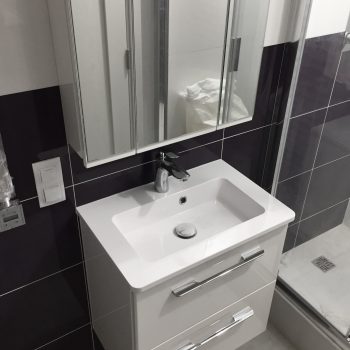 Тумба и Зеркальный шкаф с подсветкой в ванную