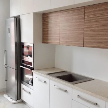 Кухня на заказ белого цвета с деревянными фасадами