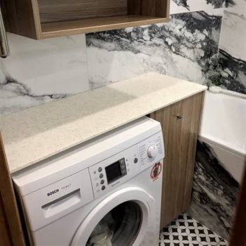 Тумба с корзиной для белья в ванную возле стиральной машины