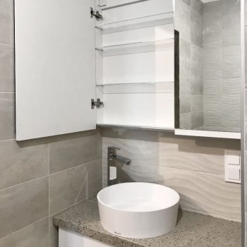 Дзеркальна шафа на дві двері зі скляними полицями на замовлення