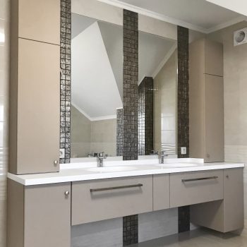 Мебель в ванную, комплект из тумбы и пеналов, в карамельном цвете с выдвижными ящиками и полками