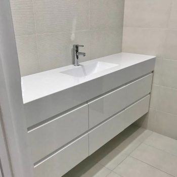 Тумба в ванную в белом цвете с выдвижными ящиками