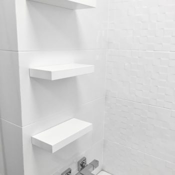 Белые МДФ полки в ванную