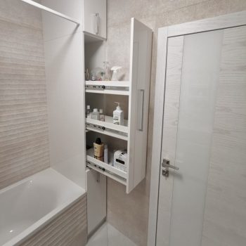 Пенал в нише в ванную комнату