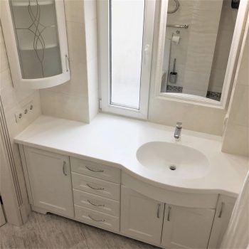 Мебель в ванную возле окна