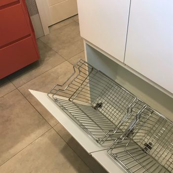 Белый пенял с корзинами для белья