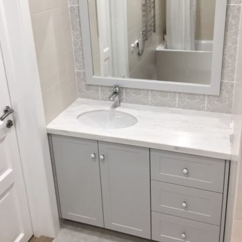 Тумба и зеркало в ванную в американском стиле