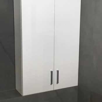 Белый шкаф над инсталляцией для труб