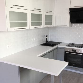 Кухня под заказ в Киеве в сером и белом цвете