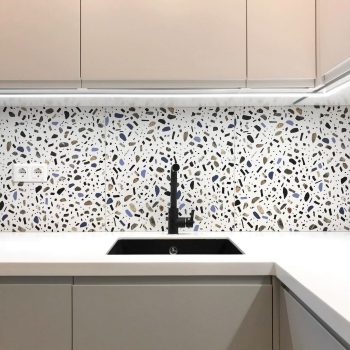 Кухня в современном стиле с черной раковиной — мини